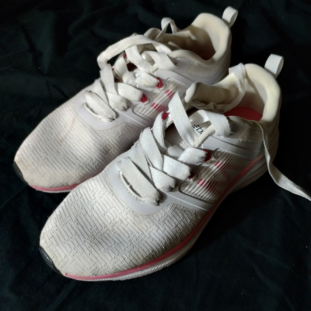 BCG Women's White and Pink Sneakers